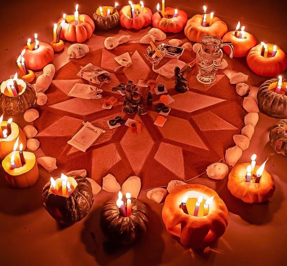 Detalhe da mandala de abóboras com velas