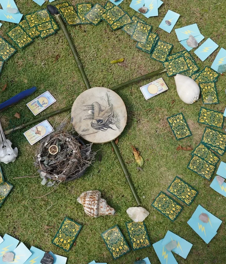 Detalhe do altar com tambor, penas e ninho