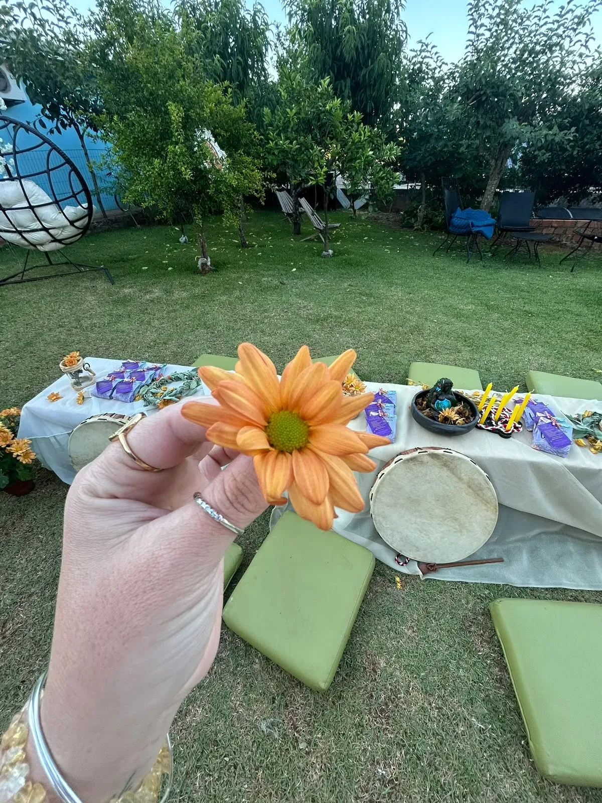 Flor em primeiro plano diante do altar preparado